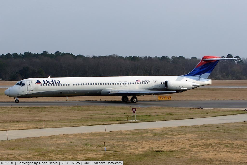 N966DL, 1990 McDonnell Douglas MD-88 C/N 53115, Delta Airlines N966DL (FLT DAL719) taxiing to RWY 23 via Taxiway Charlie for departure to Hartsfield-Jackson Atlanta Int'l (KATL).  Teri is onboard.