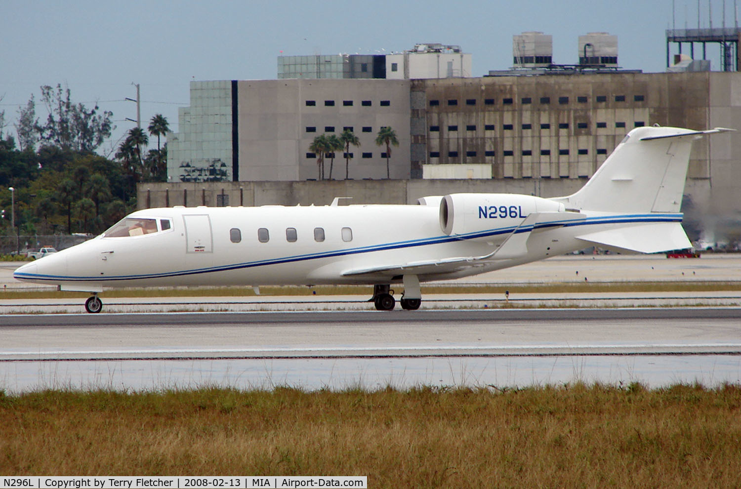 N296L, 2005 Learjet Inc 60 C/N 296, Learjet 60 taxies in after landing at Miami in Feb 2008