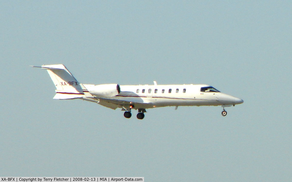 XA-BFX, 2000 Learjet 45 C/N 45-111, Mexican registered Lear 45 about to land at Miami