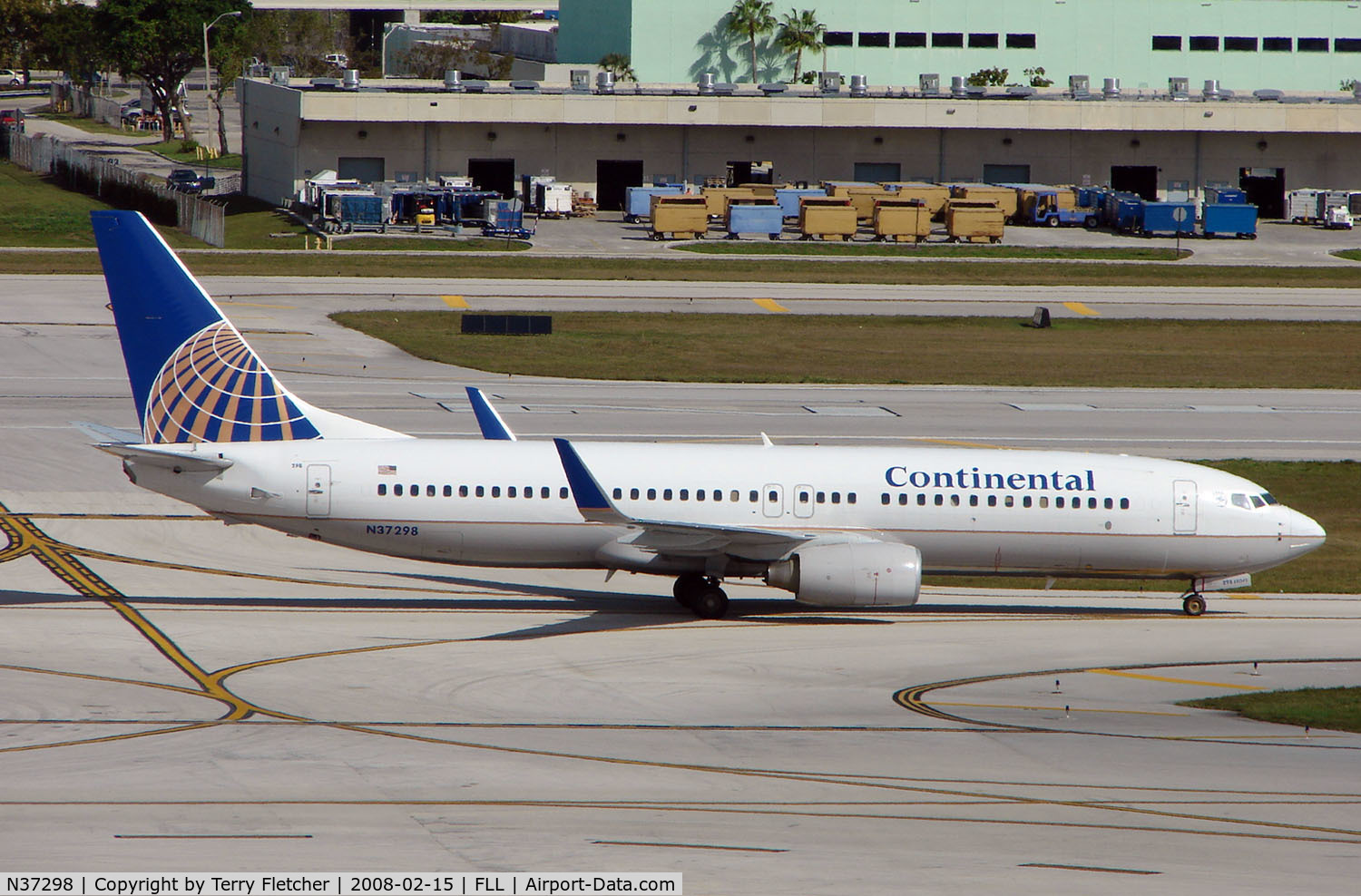 N37298, 2005 Boeing 737-824 C/N 34004, Continental Airlines B737 taxies in at FLL in Feb 2008
