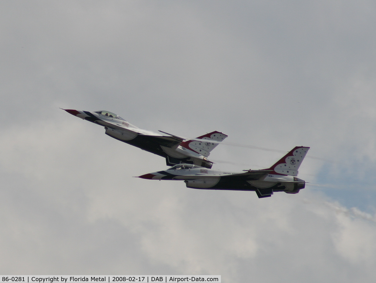 86-0281, 1986 General Dynamics F-16C Fighting Falcon C/N 5C-387, Thunderbirds break before landing