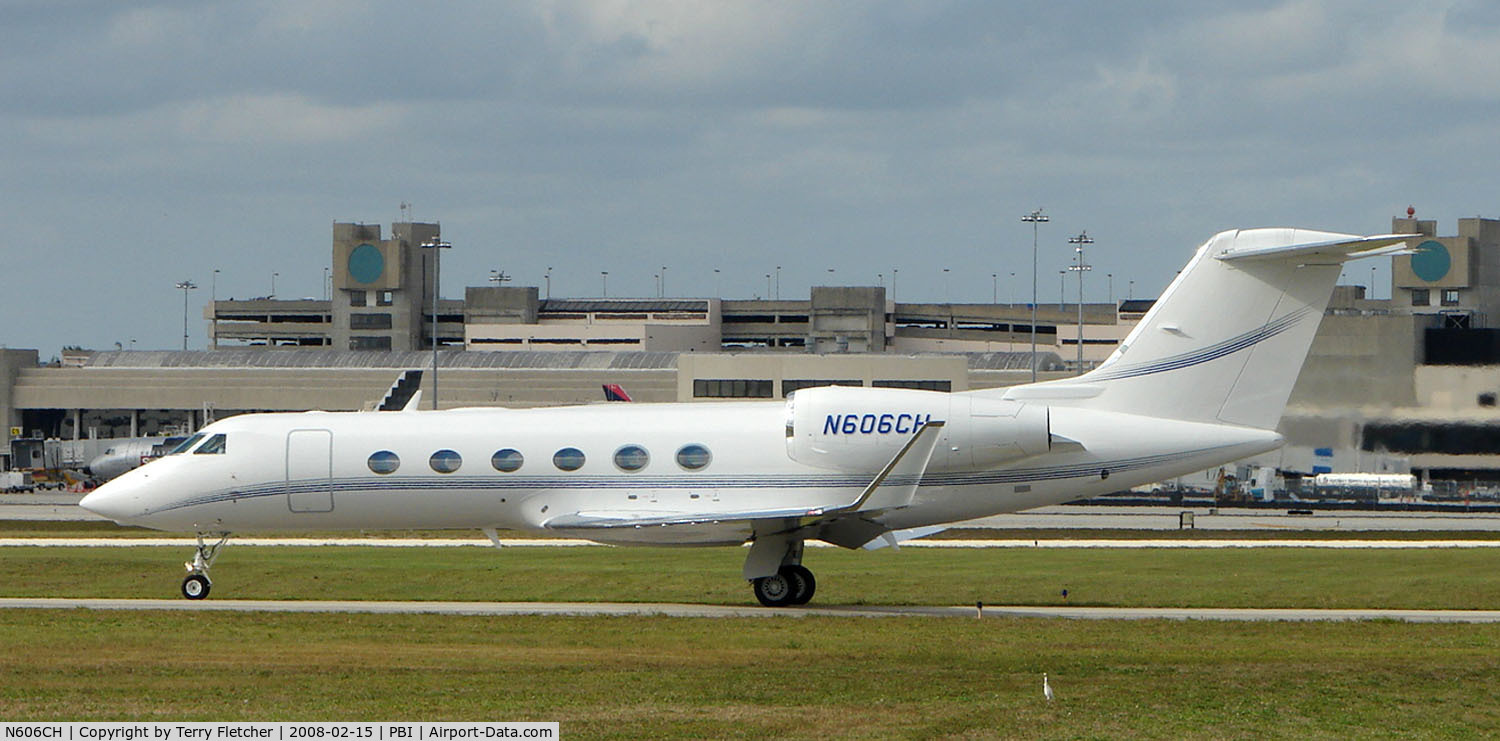 N606CH, 2007 Gulfstream Aerospace GIV-X (G450) C/N 4089, The business aircraft traffic at West Palm Beach on the Friday before President's Day always provides the aviation enthusiast / photographer with a treat