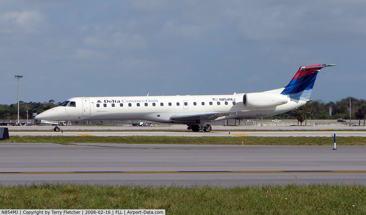 N854MJ, 2002 Embraer ERJ-145LR (EMB-145LR) C/N 145490, Delta Connection Embraer 145 awaits departure from FLL