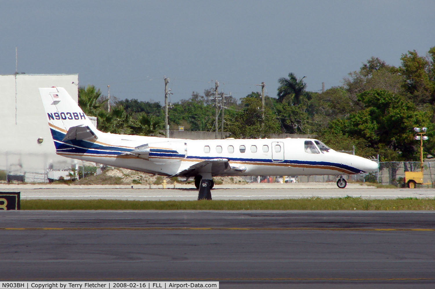 N903BH, 1995 Cessna 560 Citation Ultra C/N 560-0295, Citation 560 about to depart FLL
