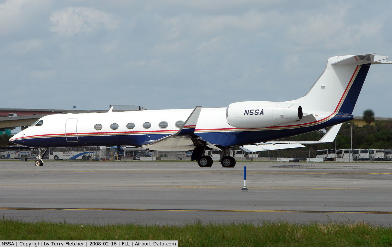 N5SA, 1997 Gulfstream Aerospace G-V C/N 527, Gulfstream V about to depart FLL
