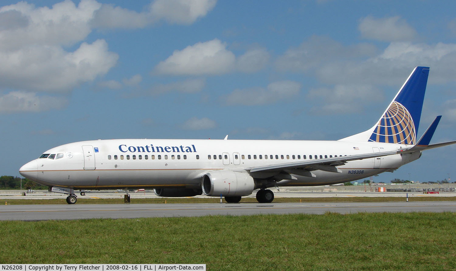 N26208, 2000 Boeing 737-824 C/N 30580, Continental B737 about to depart FLL