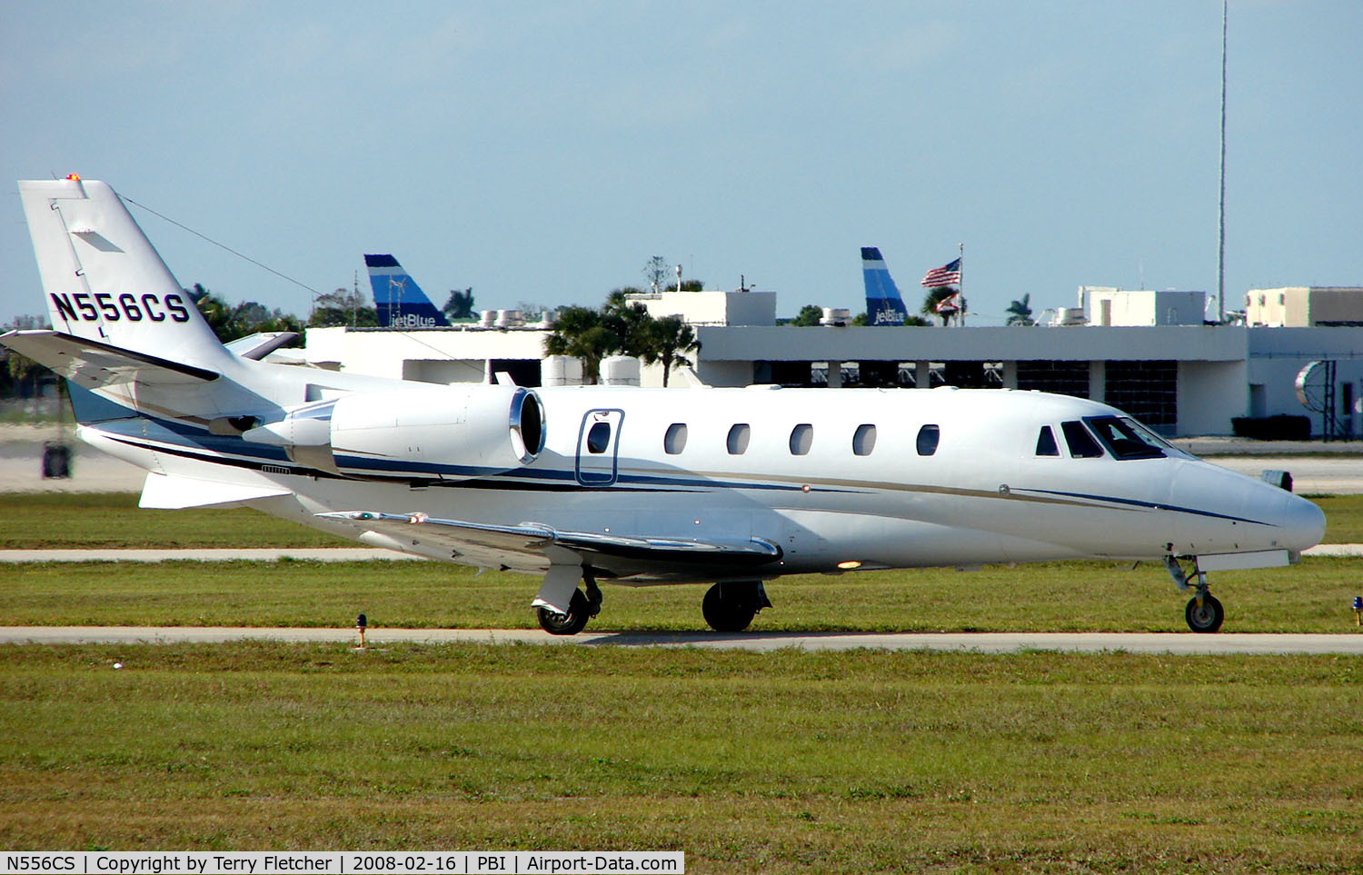 N556CS, 2005 Cessna 560XL C/N 560-5577, Citation 560 Excel taxies in at West Palm Beach