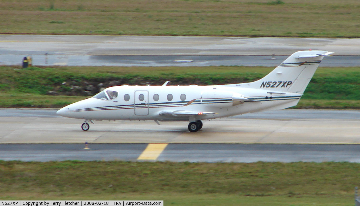 N527XP, 2007 Hawker Beechcraft 400A Beechjet C/N RK-527, Beechjet 400 taxying to the Executive ramp at Tampa