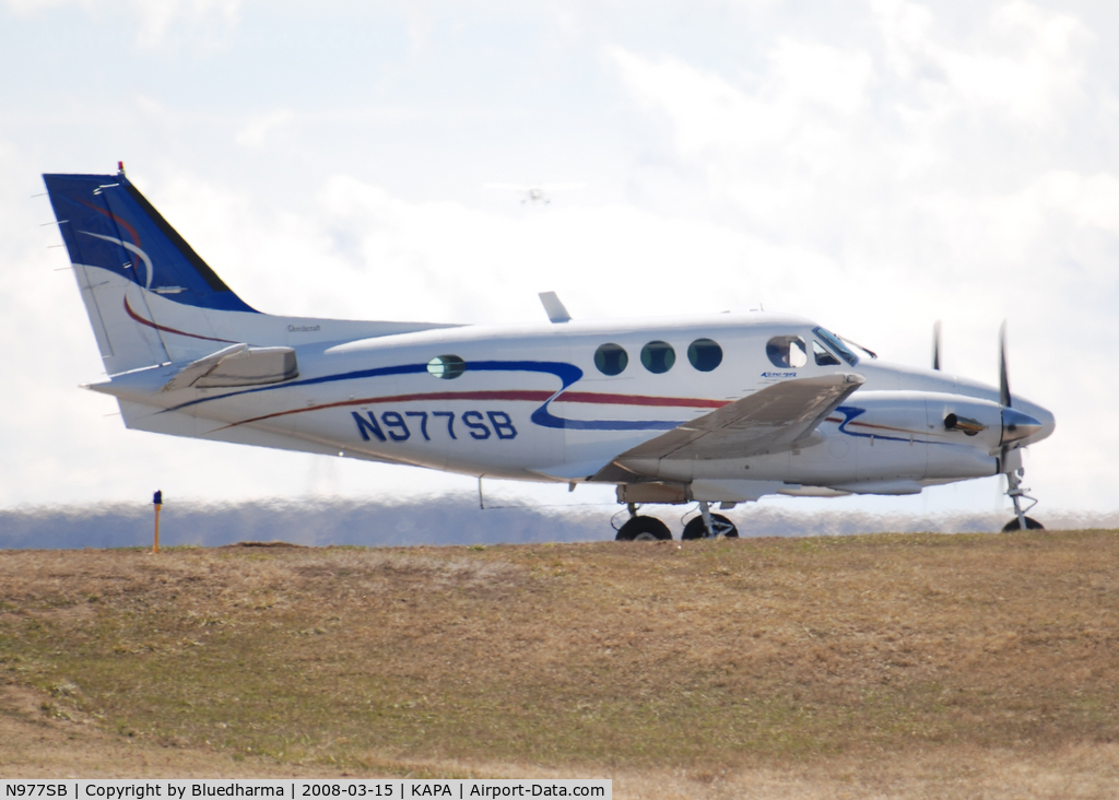 N977SB, 1972 Beech E-90 King Air C/N LW-10, Postition and hold for 17L.
