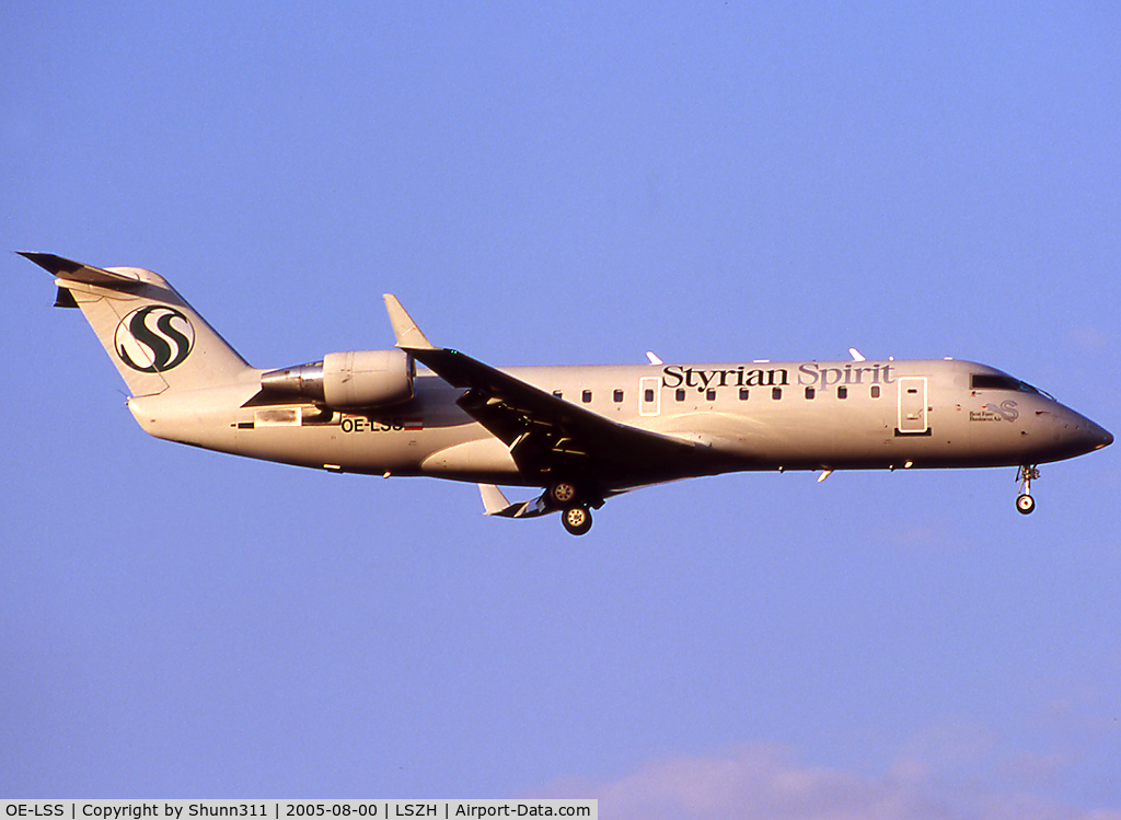 OE-LSS, 1998 Bombardier CRJ-200LR (CL-600-2B19) C/N 7283, Landing rwy 14