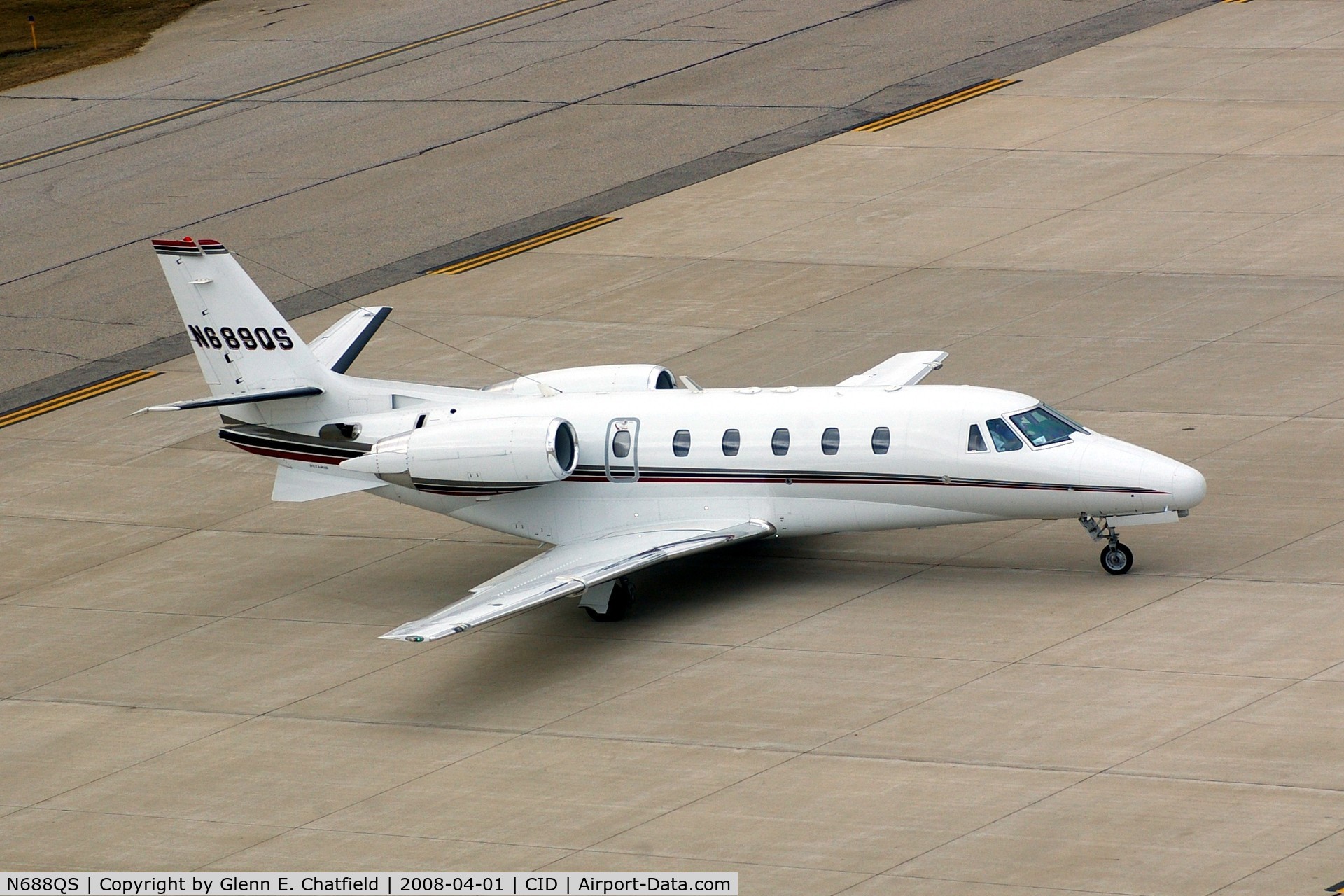 N688QS, 2001 Cessna 560XL C/N 560-5188, Executive Jet 688 taxiing in to Landmark