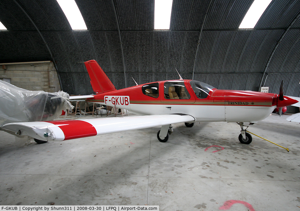 F-GKUB, Socata TB-20 C/N 1124, Inside Airclub's hangar...