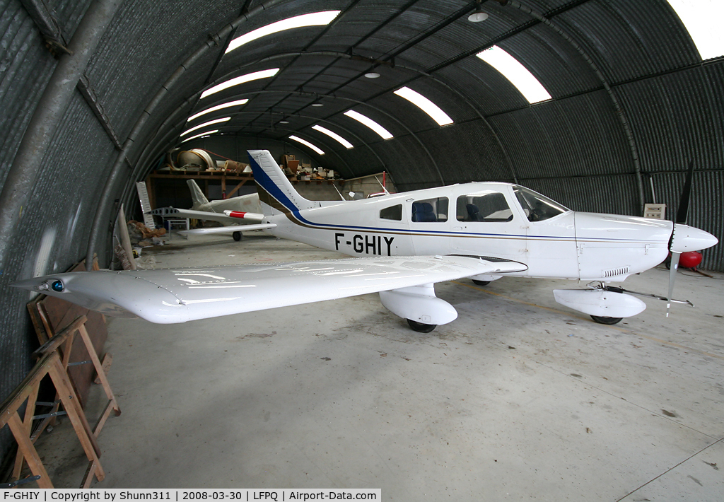 F-GHIY, Piper PA-28-181 Archer C/N 28-8490067, Inside Airclub's hangar