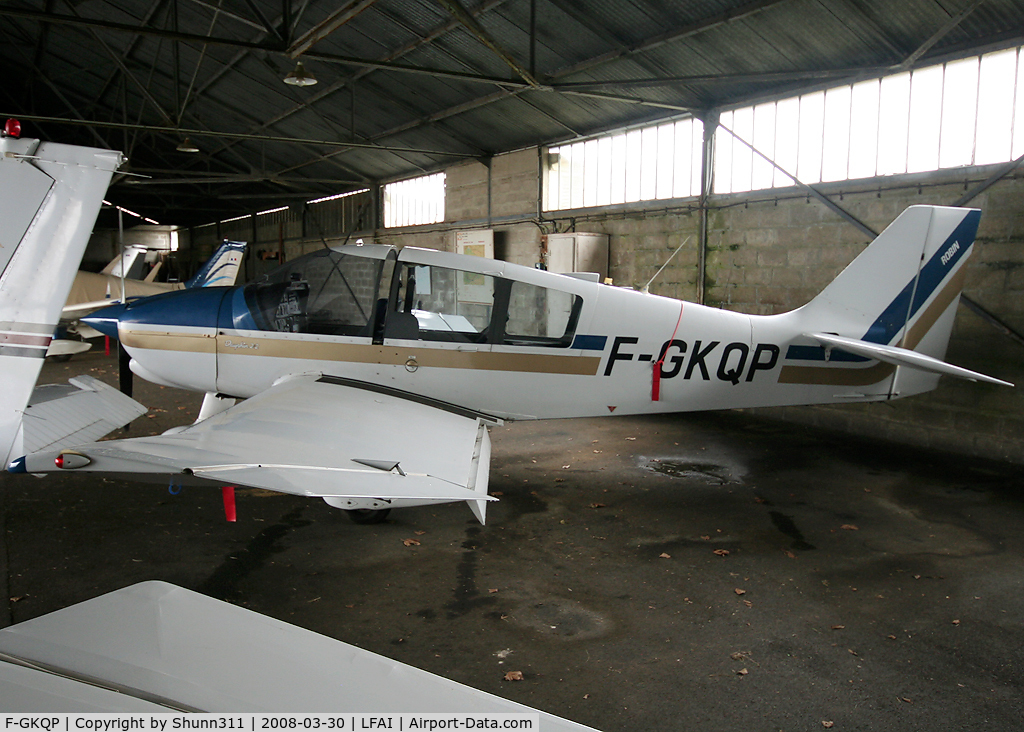 F-GKQP, Robin DR-400-120 C/N 2060, Inside Airclub's hangar