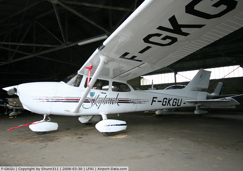 F-GKGU, Cessna 172R Skyhawk C/N 172-80338, Inside Airclub's hangar