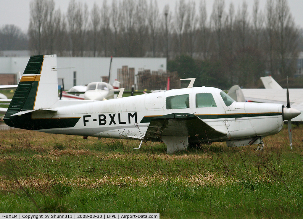 F-BXLM, Mooney M-20E Chapparal C/N 21-1177, Parked in the grass