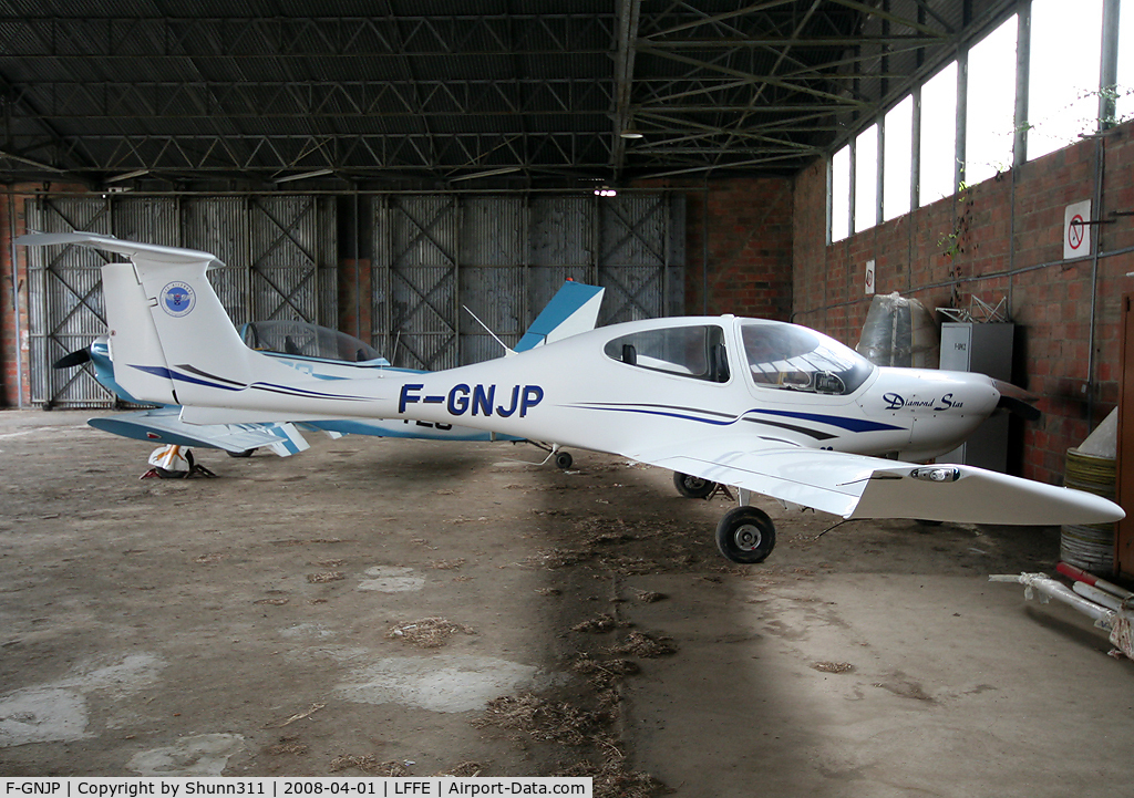 F-GNJP, Diamond DA-40 Diamond Star C/N 40.038, Inside Airclub's hangar