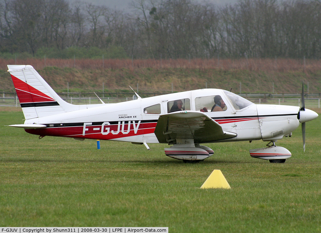 F-GJUV, Piper PA-28-181 Archer C/N 28-8490060, Arriving from a light flight