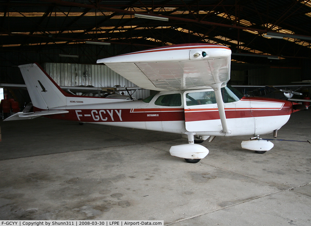 F-GCYY, Reims F172P C/N 2066, Inside Airclub's hangar