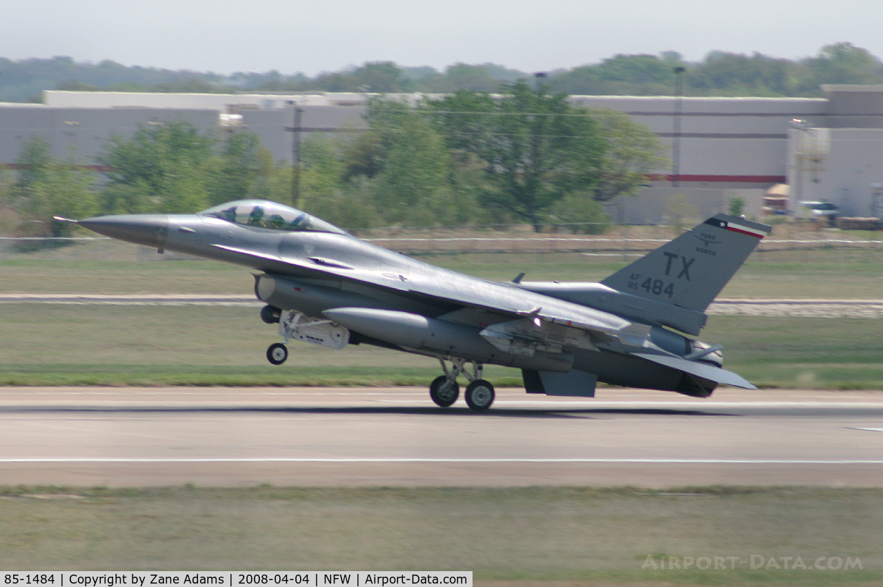 85-1484, 1985 General Dynamics F-16C Fighting Falcon C/N 5C-264, Landing at Carswell Field