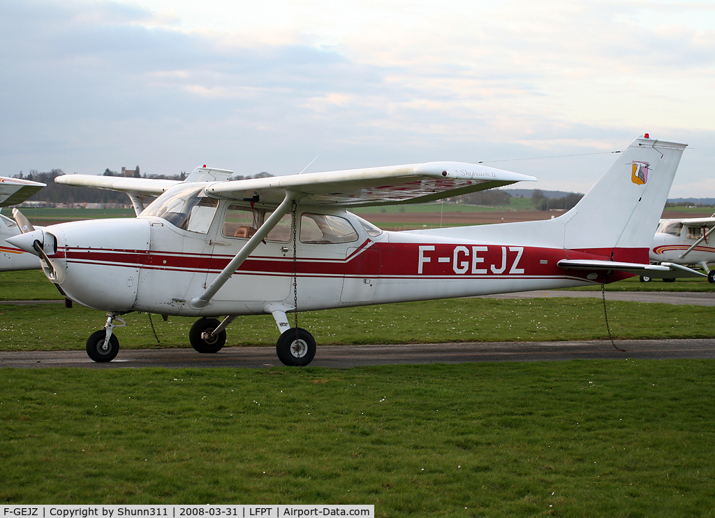 F-GEJZ, Reims F172M Skyhawk C/N 1099, At the Airclub...