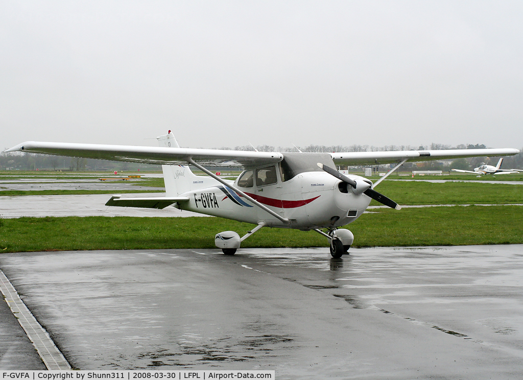 F-GVFA, Cessna 172R C/N 17280868, In front of the Airclub...