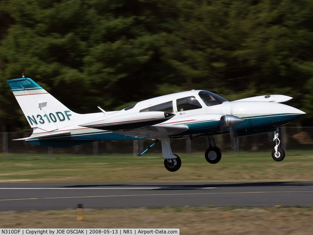 N310DF, 1976 Cessna 310R C/N 310R0683, Taking off at Hammonton
