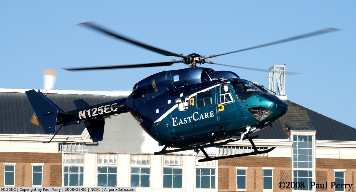 N125EC, 1986 Eurocopter-Kawasaki BK-117A-4 C/N 7065, Easing onto the helipad