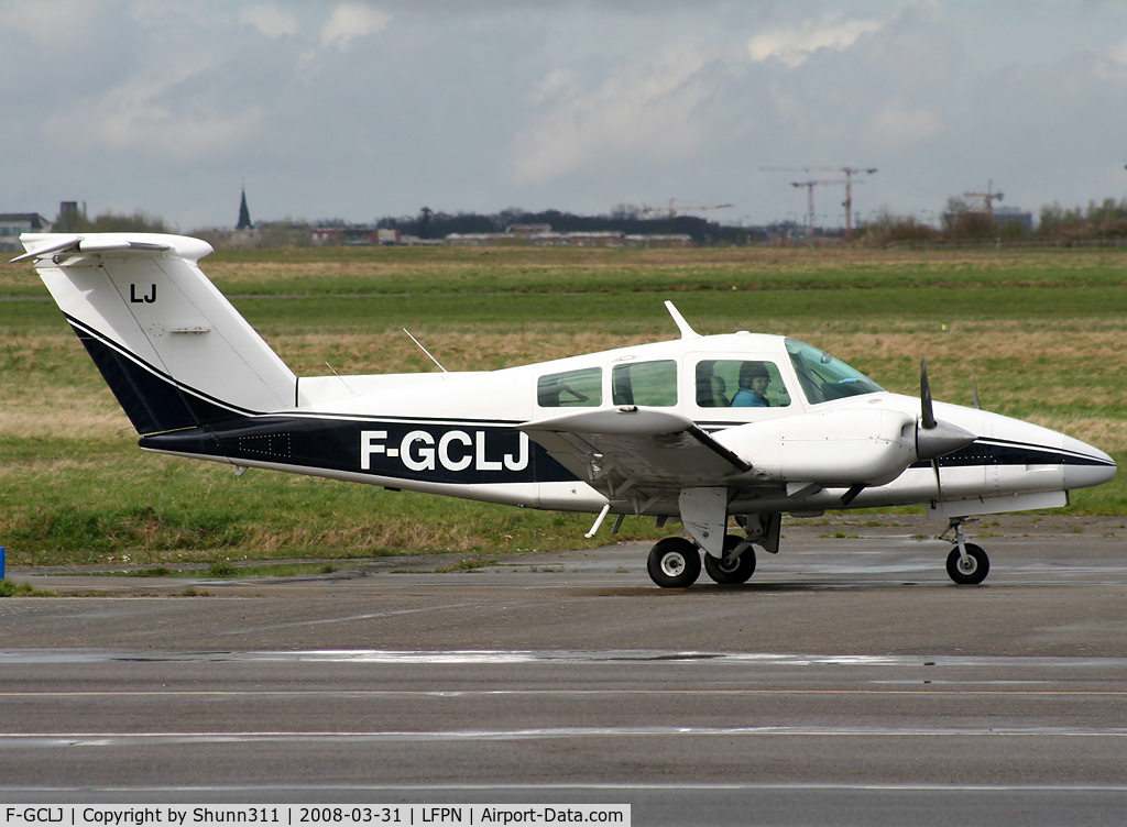 F-GCLJ, Beech 76 Duchess C/N ME-347, Rolling for a new light flight...