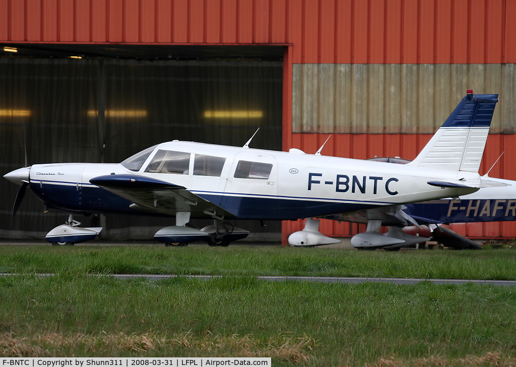 F-BNTC, Piper PA-32-260 Cherokee Six Cherokee Six C/N 32-607, Waiting new light flight in front of his hangar...