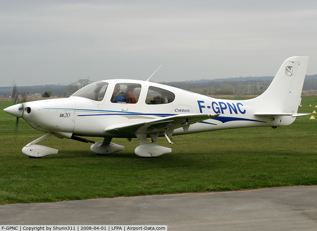 F-GPNC, 2004 Cirrus SR20 C/N 1408, Rolling for new light flight over the airfield...