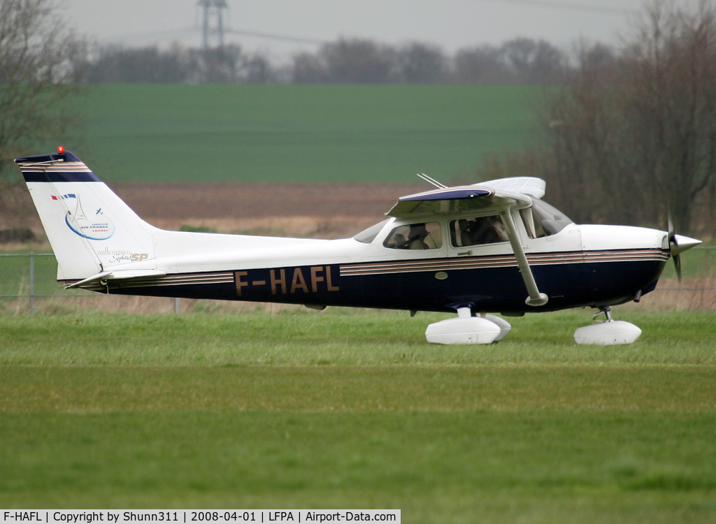 F-HAFL, Cessna 172S Skyhawk SP C/N 172S8457, Just a small landing, rolling and take off on this airfield... Based at Lognes ;-)
