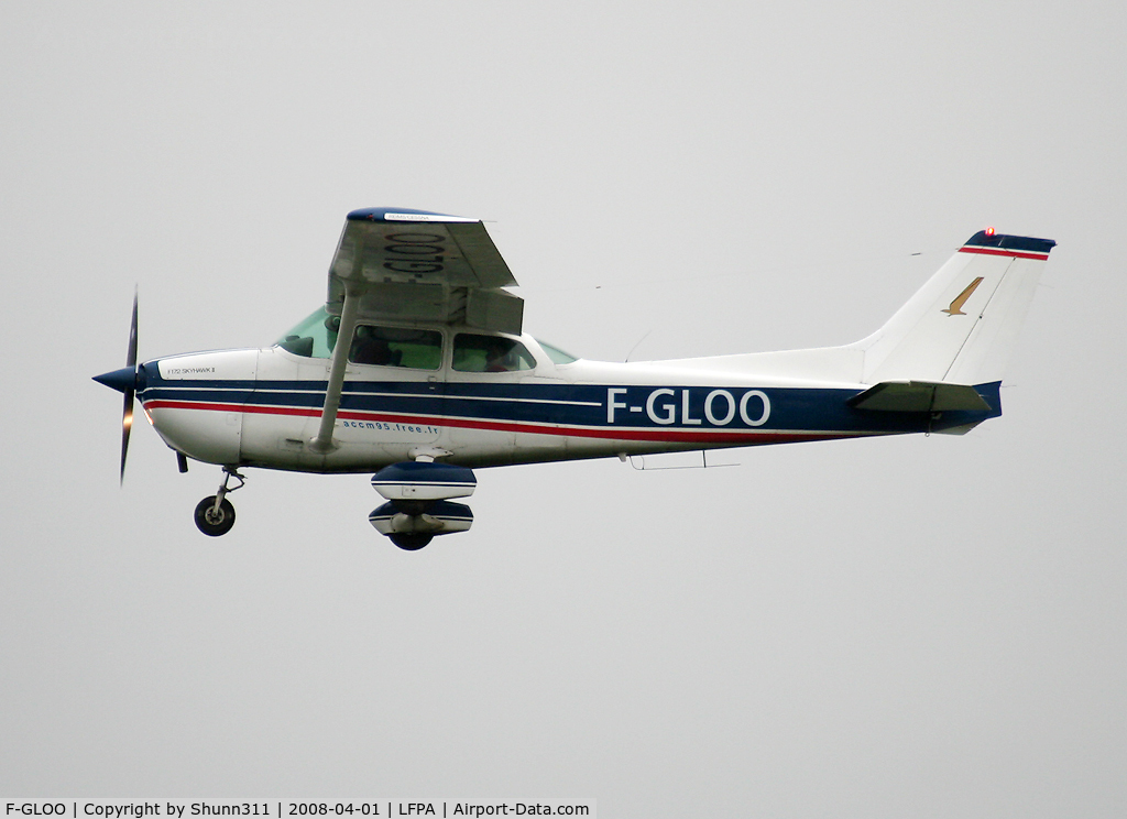 F-GLOO, Reims F172N Skyhawk C/N 1690, Take off for single light flight over the airfield...