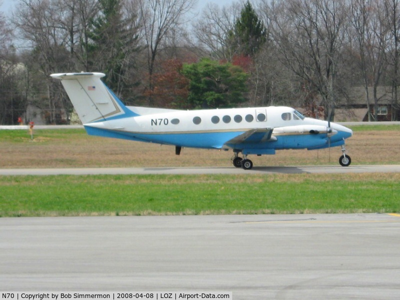 N70, 1988 Beech 300 C/N FF-5, Taxiing out for departure at London-Corbin, KY