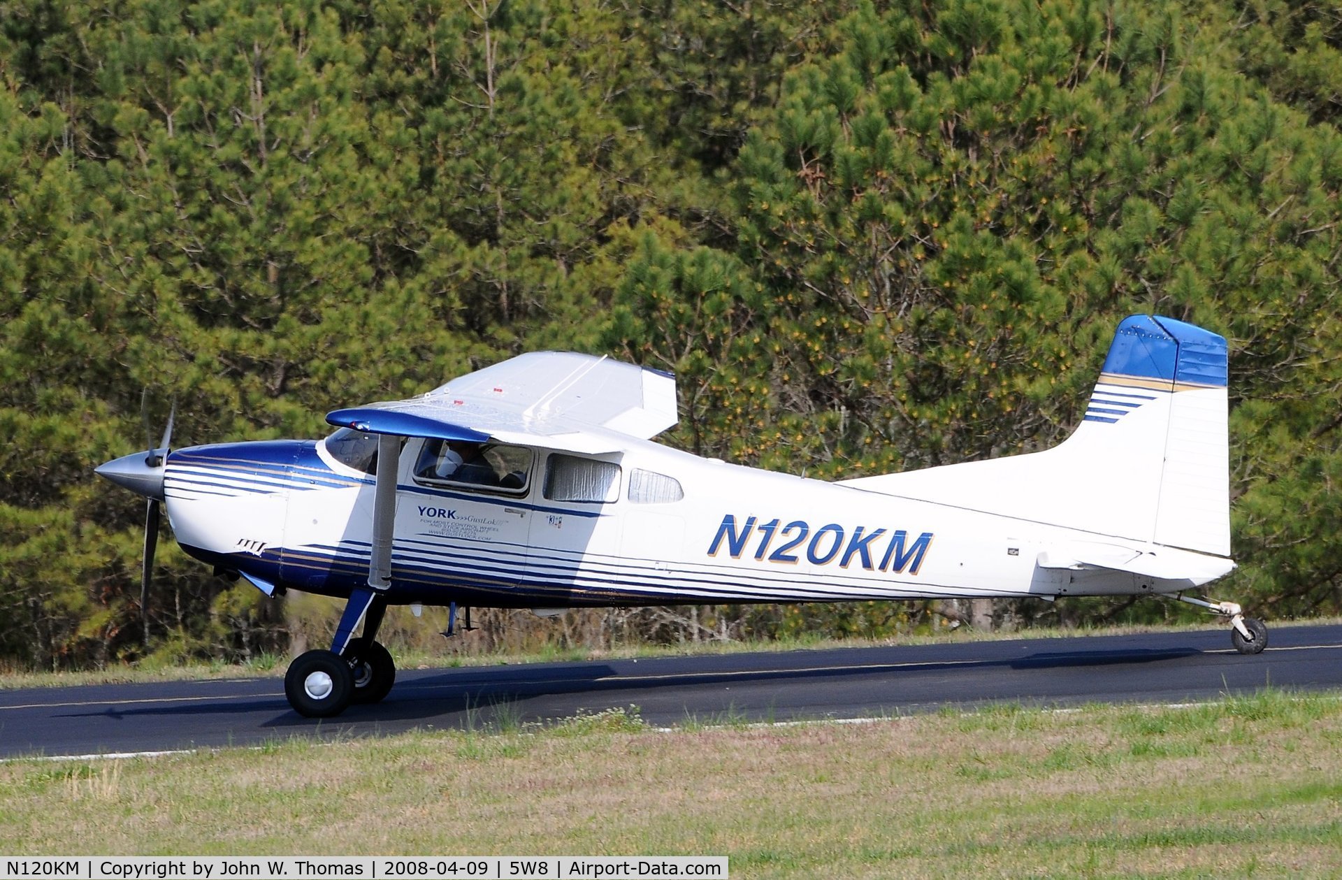 N120KM, 1979 Cessna A185F Skywagon 185 C/N 18503720, Landing runway 4