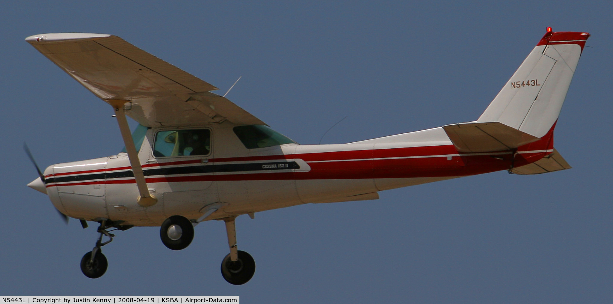 N5443L, 1980 Cessna 152 C/N 15284315, N5443L Landing on runway 25 at KSBA
