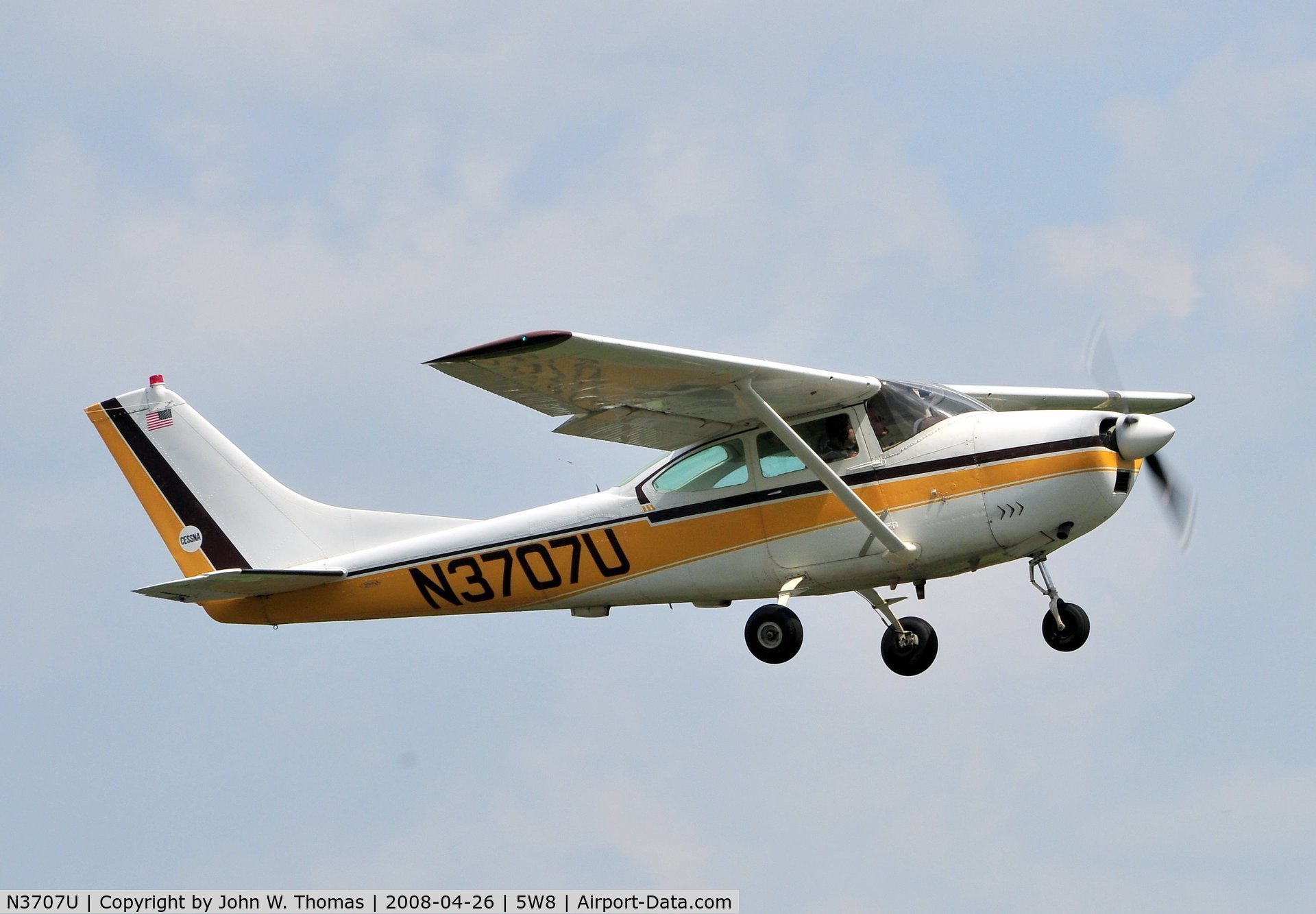 N3707U, 1963 Cessna 182G Skylane C/N 18255107, Departing runway 22