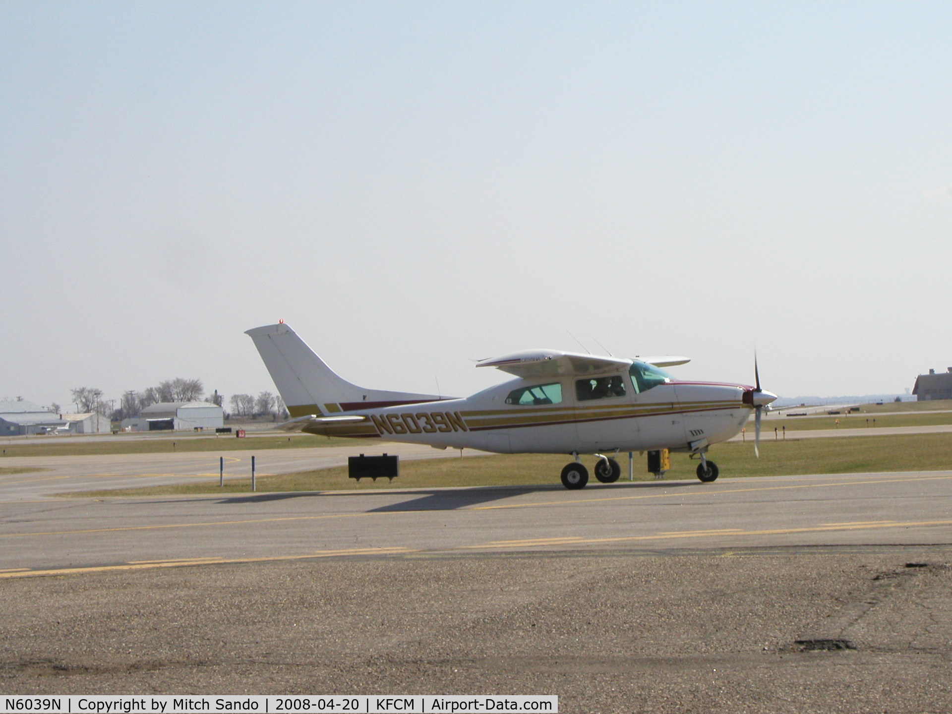 N6039N, 1978 Cessna 210M Centurion C/N 21062907, Taxiing to the hangar.