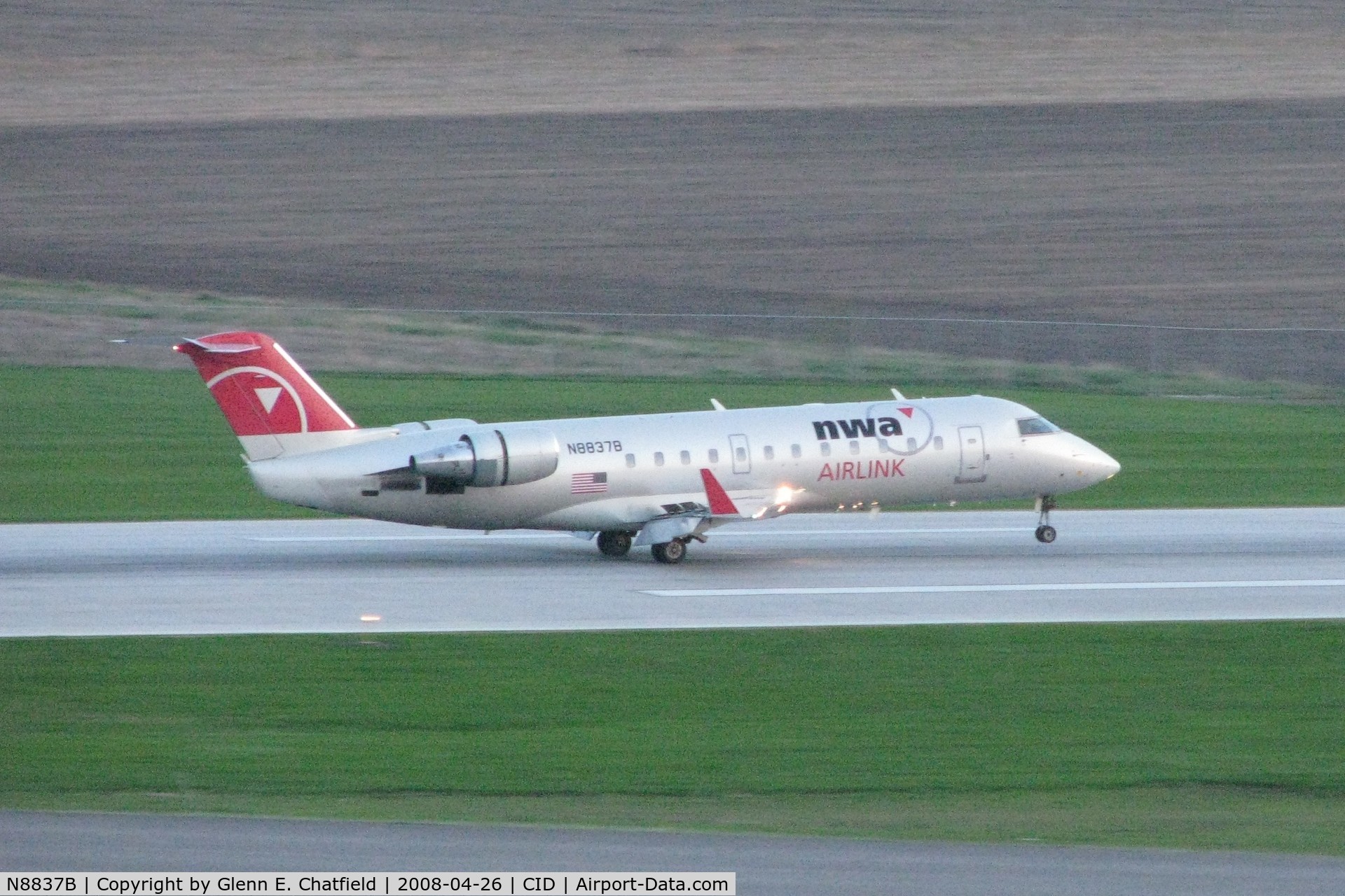 N8837B, 2003 Bombardier CRJ-200 (CL-600-2B19) C/N 7837, Landing runway 27 after sunset