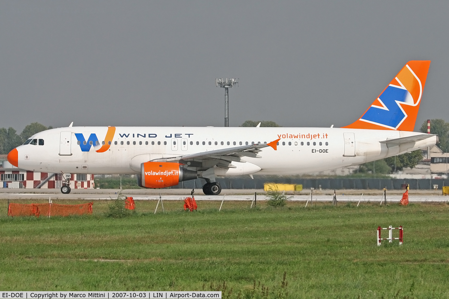 EI-DOE, Airbus A320-211 C/N 215, Departing from Milano Linate