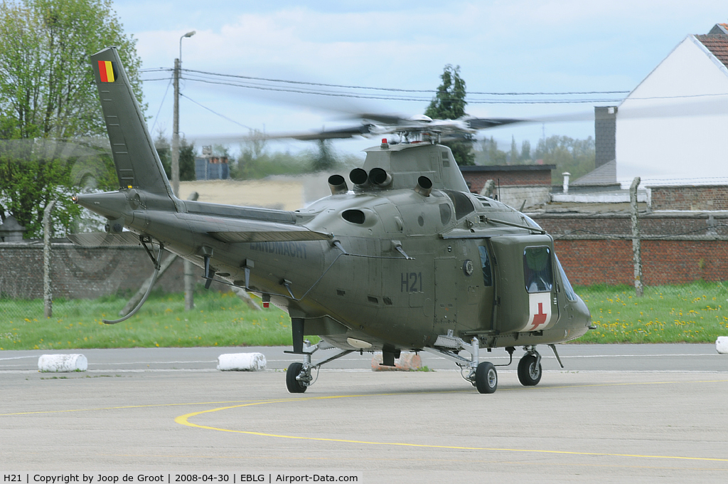 H21, Agusta A-109BA C/N 0321, The A-109 can be refitted as an air ambulance. H21 shows the wider slide doors that enable the A-109 to take a stretcher.