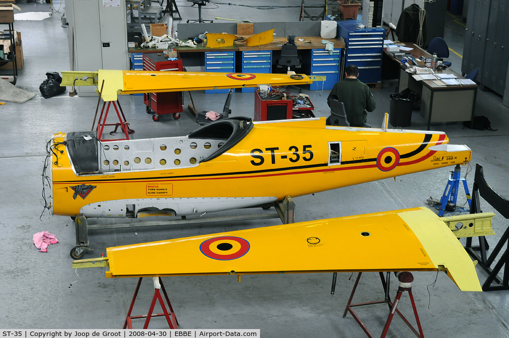 ST-35, SIAI-Marchetti SF-260M C/N 10-35, The deep maintenance on the SIAI Marchetti is being done in one of the hangars at Beauvechain. This kit plane will emerge as one of the modernized SF-260M+ models.