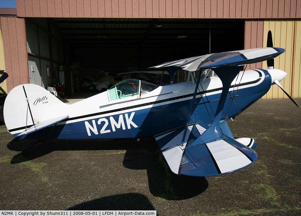 N2MK, 1991 Christen Pitts S-2B Special C/N 5205, Parked in front of a hangar...