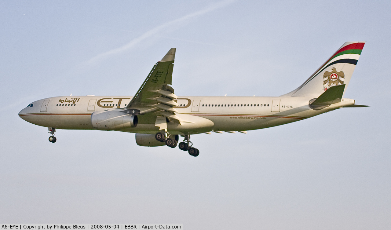 A6-EYE, 2005 Airbus A330-243 C/N 688, Short final rqy 25L in the early morning light.