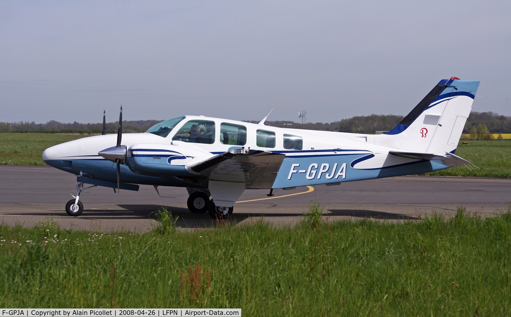 F-GPJA, 1988 Beech 58 Baron C/N TH-1532, taxing on runway