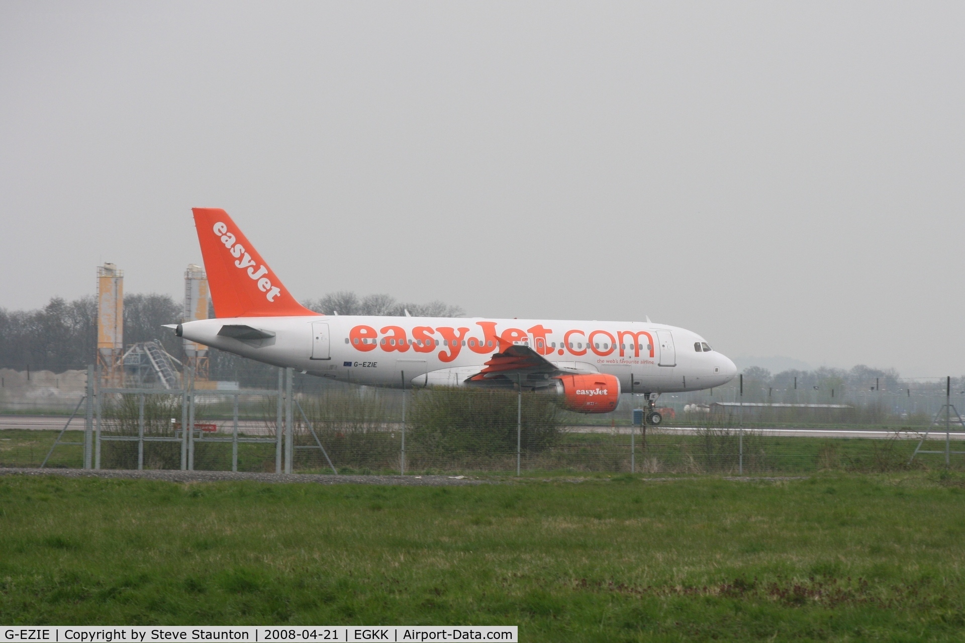 G-EZIE, 2005 Airbus A319-111 C/N 2446, Gatwick Airport 21/04/08 (married 19/04/08 - spotting two days later)