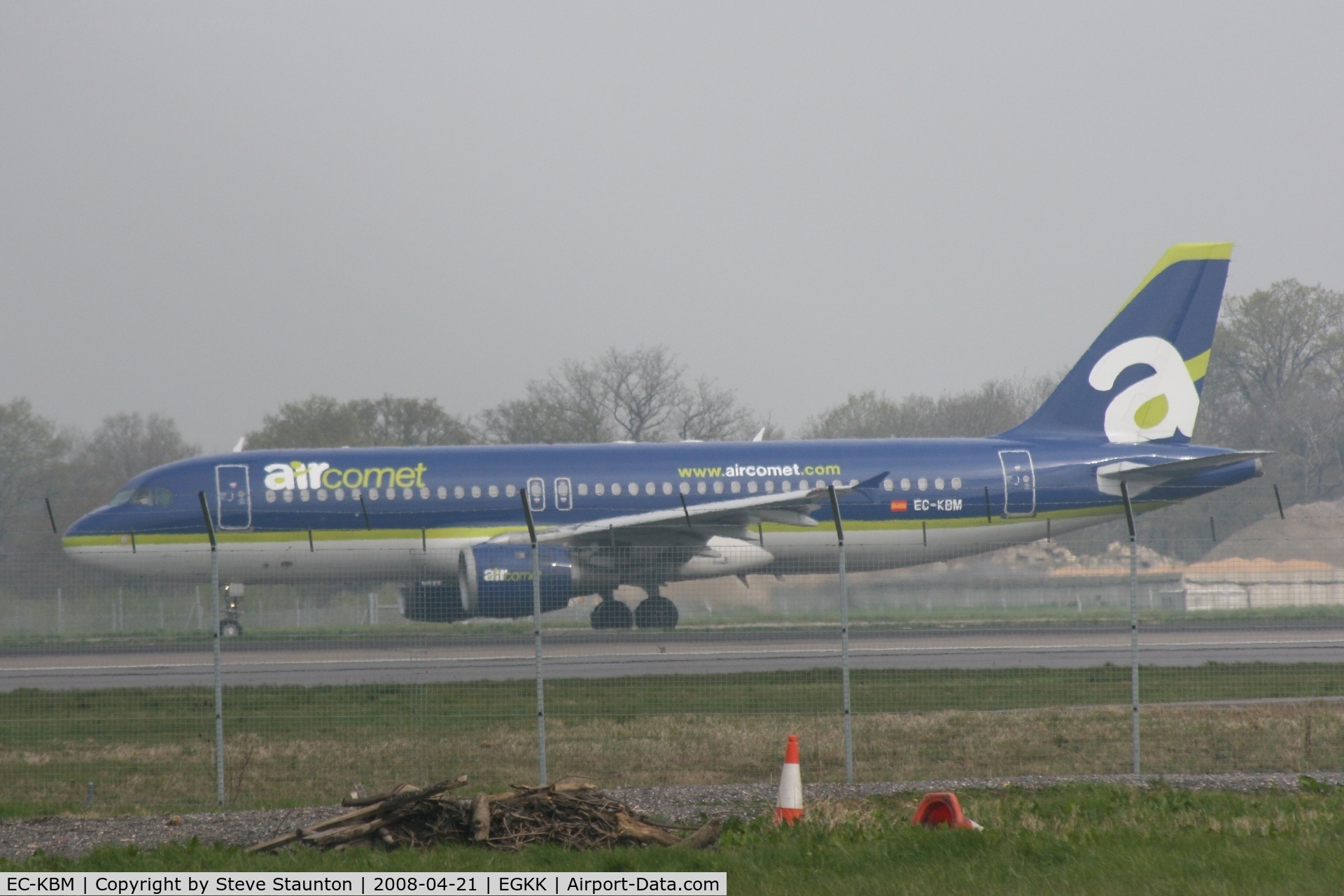 EC-KBM, 1992 Airbus A320-211 C/N 426, Gatwick Airport 21/04/08 (married 19/04/08 - spotting two days later)