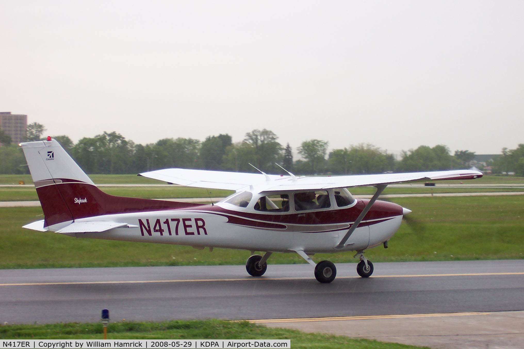 N417ER, 2002 Cessna 172S C/N 172S9163, Taxing At DuPage
