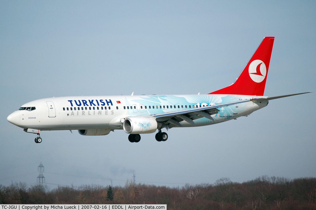 TC-JGU, 2006 Boeing 737-8F2 C/N 34418, On short finals at DUS