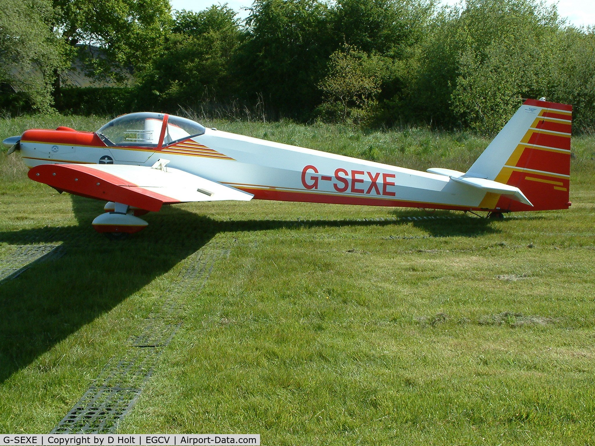 G-SEXE, 1986 Scheibe SF-25C Falke C/N 44396, G-SEXE outside its hanger at SLEAP